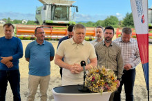V strede predseda vl&aacute;dy Robert Fico počas kontroly žatvy v lokalite Sv&auml;t&yacute; Martin. FOTO: HN/Akos Cs&eacute;pl&ouml;