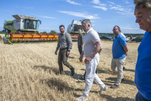 Bez predsedu vl&aacute;dy Roberta Fica (v bielom) si žatevn&uacute; sez&oacute;nu ťažko predstaviť. FOTO: TASR/M. Baumann