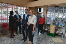 D&aacute;ria Kimuli previedla minul&yacute; mesiac z&aacute;kladnou &scaron;kolou sv. Filipa Neri v Joske neďaleko kenskej metropoly Nairobi ministra zahraničn&yacute;ch vec&iacute; Juraja Blan&aacute;ra. FOTO: HN/Pavel Novotn&yacute;