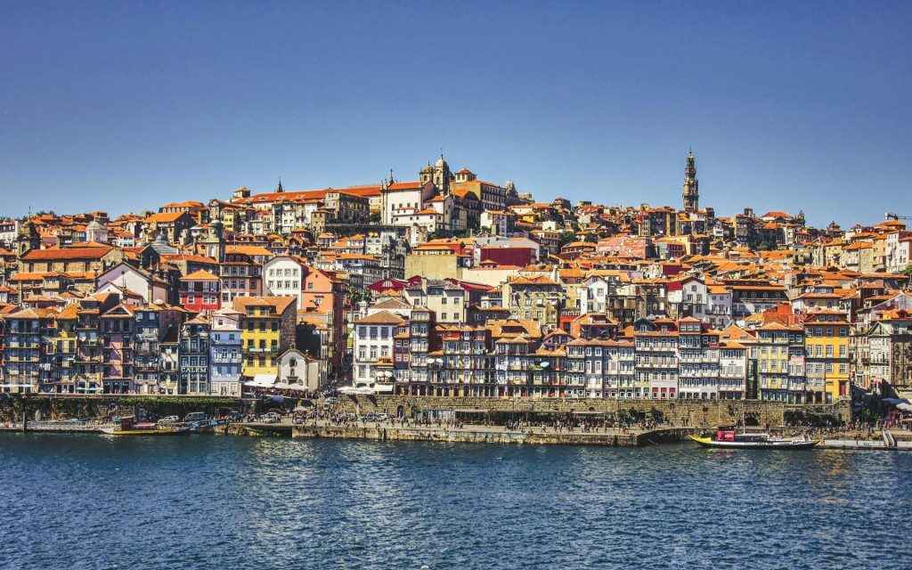 Na sn&iacute;mke je Porto. Byty v Portugalsku v &uacute;vode tohto roka draželi najviac v Eur&oacute;pe. Z&aacute;roveň aj hladina nov&yacute;ch cien real&iacute;t patr&iacute; v danej krajine k t&yacute;m vy&scaron;&scaron;&iacute;m.

FOTO: Unsplash/K. Mitch Hodge