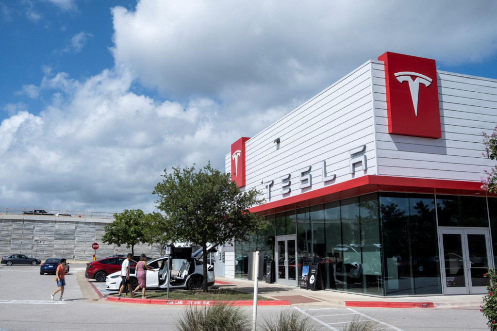 Americk&yacute; v&yacute;robca elektromobilov Tesla zv&yacute;&scaron;il dod&aacute;vky vozidiel o 25 percent na 480 126 vozidiel. FOTO: Reuters