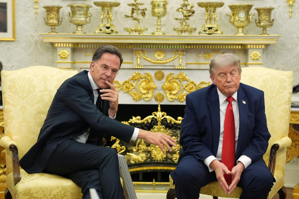 Americk&yacute; prezident Donald Trump a gener&aacute;lny tajomn&iacute;k NATO Mark Rutte počas stretnutia v Ov&aacute;lnej pracovni Bieleho domu vo Washingtone 24. j&uacute;na 2026. FOTO: TASR/AP