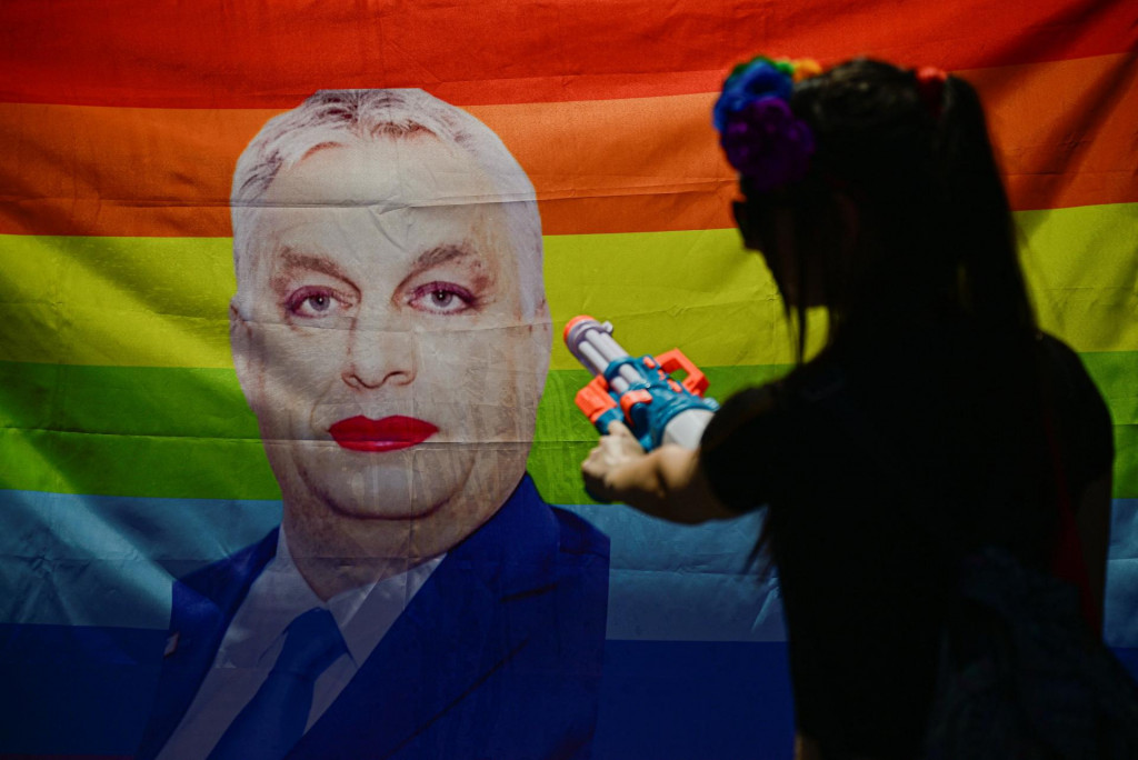 &Uacute;častn&iacute;čka pochodu Budapest Pride z 27. j&uacute;na mieri hračk&aacute;rskou pi&scaron;toľou na namejkapovan&uacute; podobizeň Viktora Orb&aacute;na. FOTO: Reuters