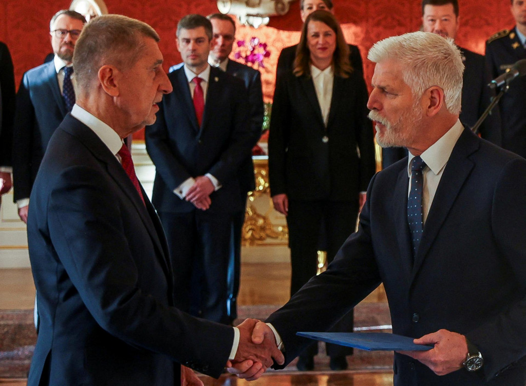 Česk&yacute; prezident Petr Pavel si pod&aacute;va ruku s predsedom strany ANO Andrejom Babi&scaron;om. FOTO: Reuters