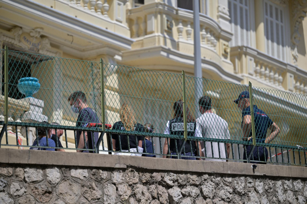 Vy&scaron;etrovatelia si prezeraj&uacute; miesto, kde do&scaron;lo k v&yacute;buchu v obytnej budove v Monaku. FOTO: TASR/AP