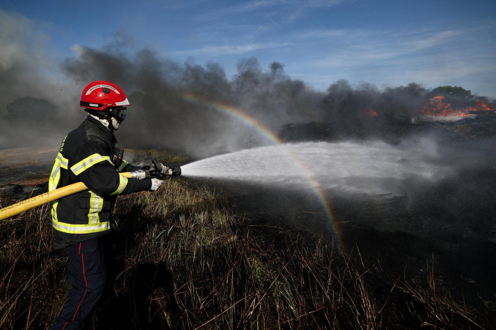 S požiarom v departementoch H&eacute;rault a Aude bojovali od stredy popoludnia stovky hasičov. FOTO: REUTERS
