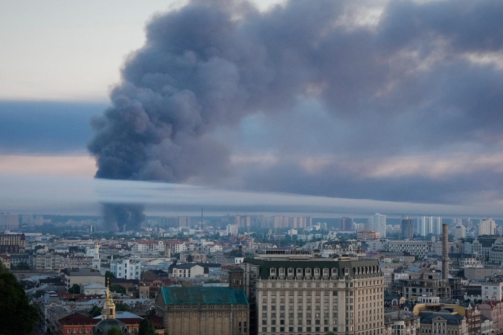 Dym st&uacute;pa nad mestsk&yacute;m centrom po ruskom &uacute;toku na Kyjev. FOTO: TASR/AP