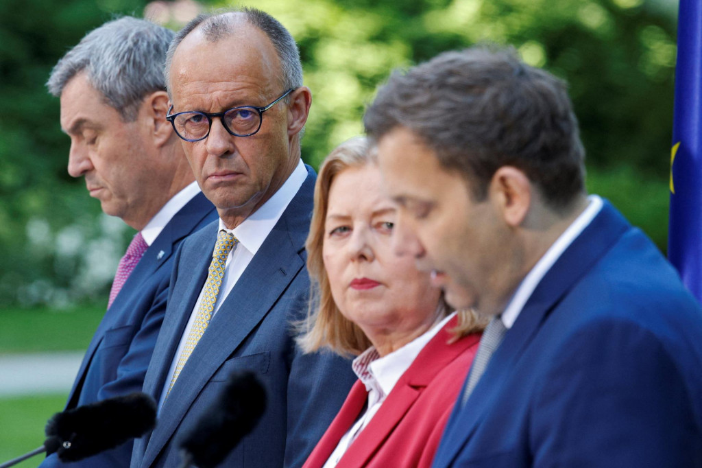 Nemeck&yacute; minister financi&iacute; a spolupredseda Soci&aacute;lnodemokratickej strany (SPD) Lars Klingbeil, ministerka pr&aacute;ce a soci&aacute;lnych vec&iacute; a spolupredsedn&iacute;čka SPD Baerbel Bas, kancel&aacute;r a predseda Kresťanskodemokratickej &uacute;nie (CDU) Friedrich Merz a predseda Kresťanskosoci&aacute;lnej &uacute;nie (CSU) a bavorsk&yacute; &scaron;t&aacute;tny premi&eacute;r Markus S&ouml;der. FOTO: Reuters