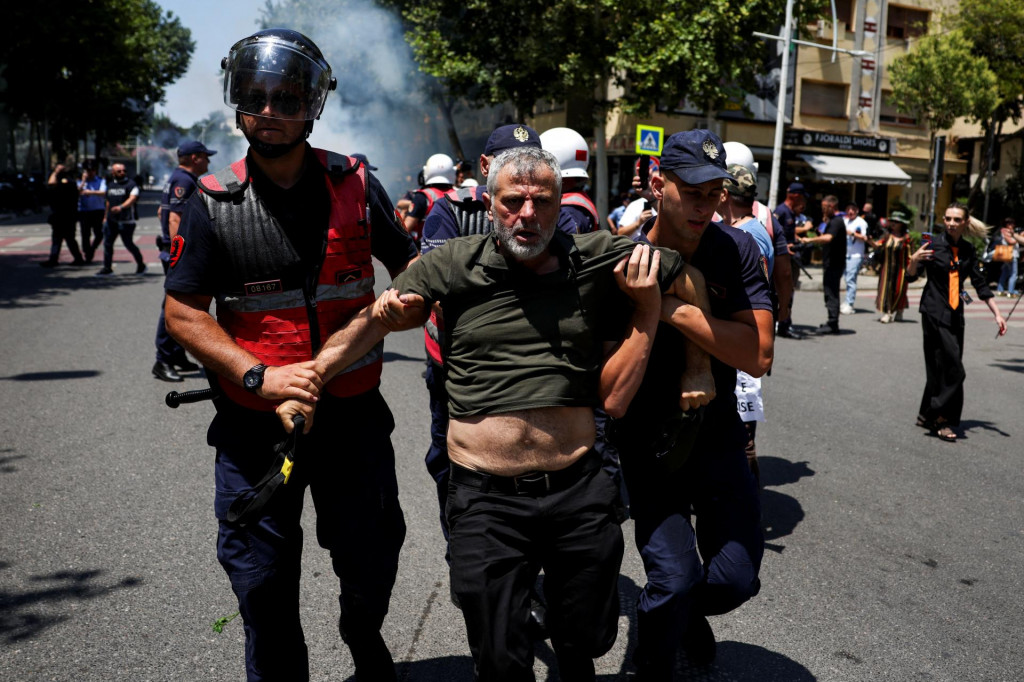 Policajti zadržiavaj&uacute; osobu počas demon&scaron;tr&aacute;cie proti vl&aacute;de v Tirane v Alb&aacute;nsku. FOTO: Reuters