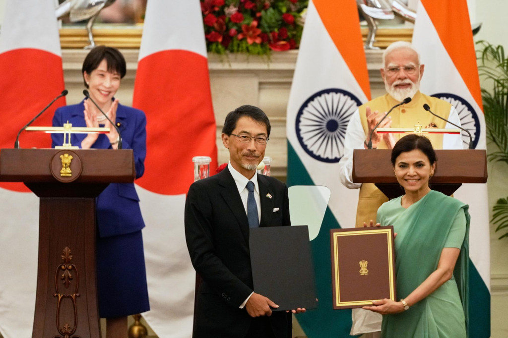 Japonsk&aacute; premi&eacute;rka Sanae Takaičiov&aacute; (vľavo) tlieska počas spoločnej tlačovej konferencie s indick&yacute;m premi&eacute;rom Nar&eacute;ndrom M&oacute;d&iacute;m po podpise bilater&aacute;lnej dohody medzi oboma krajinami po ich stretnut&iacute; v indickom meste Na&iacute; Dill&iacute;. FOTO: TASR/AP