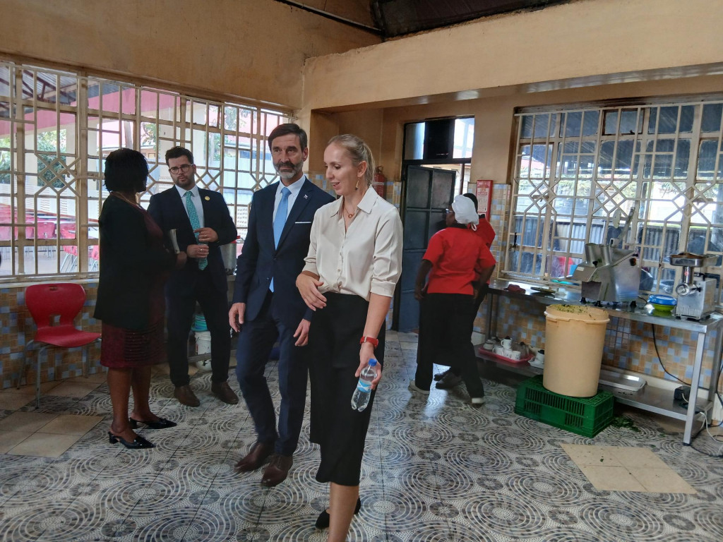 D&aacute;ria Kimuli previedla minul&yacute; mesiac z&aacute;kladnou &scaron;kolou sv. Filipa Neri v Joske neďaleko kenskej metropoly Nairobi ministra zahraničn&yacute;ch vec&iacute; Juraja Blan&aacute;ra. FOTO: HN/Pavel Novotn&yacute;