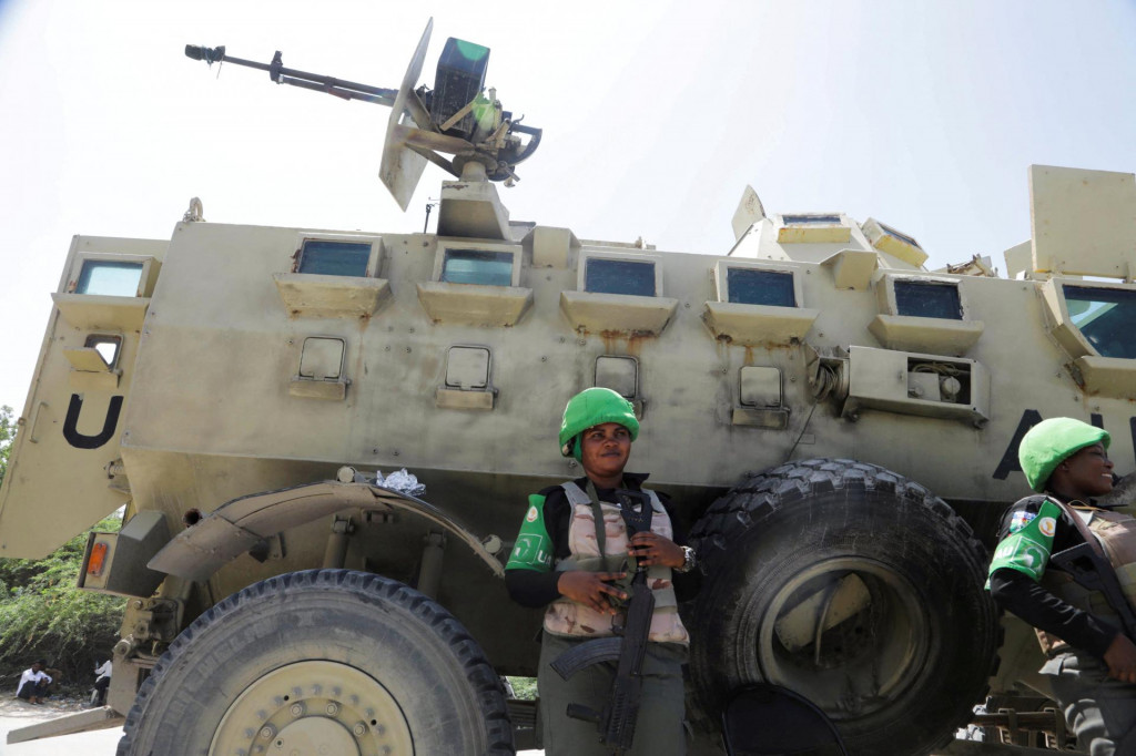 Mierotvorcovia Africkej &uacute;nie zabezpečuj&uacute; bezpečnosť počas som&aacute;lskych prezidentsk&yacute;ch volieb v Mogadi&scaron;e v Som&aacute;lsku. FOTO: Reuters