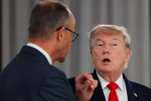 Americk&yacute; prezident Donald Trump sa stretol s nemeck&yacute;m kancel&aacute;rom Friedrichom Merzom. FOTO: Reuters