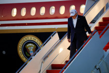 Americk&yacute; prezident Donald Trump vych&aacute;dza z nov&eacute;ho Air Force One, ktor&eacute; darovala katarsk&aacute; vl&aacute;da. FOTO: REUTERS