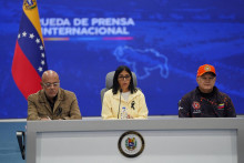 Dočasn&aacute; venezuelsk&aacute; prezidentka Delcy Rodr&iacute;guezov&aacute; s predsedom N&aacute;rodn&eacute;ho zhromaždenia Jorge Rodr&iacute;guezom a ministrom vn&uacute;tra Diosdadom Cabellom. FOTO: Reuters
