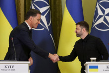 Ukrajinsk&yacute; prezident Volodymyr Zelenskij a gener&aacute;lny tajomn&iacute;k NATO Mark Rutte. FOTO: Reuters