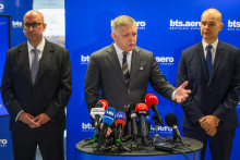 Na sn&iacute;mke zľava minister dopravy Jozef R&aacute;ž, predseda vl&aacute;dy Robert Fico a gener&aacute;lny riaditeľ Letiska M. R. &Scaron;tef&aacute;nika Du&scaron;an Novota. FOTO: TASR/J. Nov&aacute;k