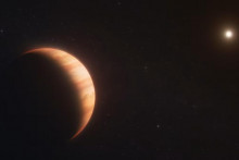 Ilustr&aacute;cia zobrazuje exoplan&eacute;tu WD 1856 b na obežnej dr&aacute;he okolo mŕtveho bieleho trpasl&iacute;ka. FOTO: NASA/ESA/CSA/R. Crawford (STScI)