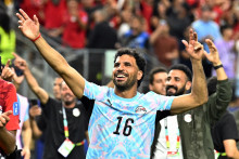 Egyptsk&yacute; El Mahdy Soliman oslavuje po z&aacute;pase, v ktorom Egypt postupuje do osemfin&aacute;le Majstrovstiev sveta. FOTO: Reuters