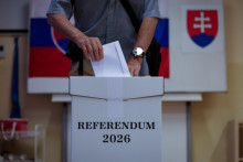 Volič vhadzuje ob&aacute;lku s hlasovac&iacute;m l&iacute;stkom do volebnej schr&aacute;nky vo volebnej miestnosti počas referenda 4. j&uacute;la 2026 v Bratislave. FOTO: TASR/Pavol Zachar