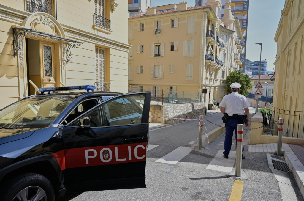 Policajt hliadkuje na ulici po v&yacute;buchu v obytnej budove v Monaku. FOTO: TASR/AP