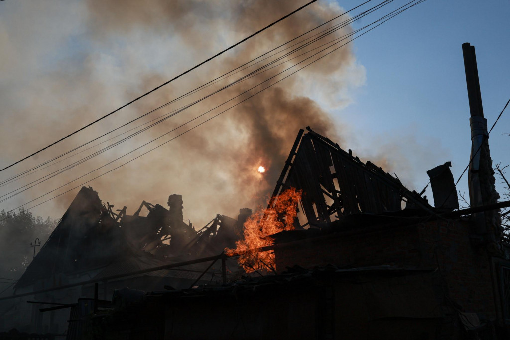 Horiaci obytn&yacute; dom po ruskom dronovom &uacute;toku v Z&aacute;porož&iacute;, na juhu Ukrajiny. FOTO: TASR/AP