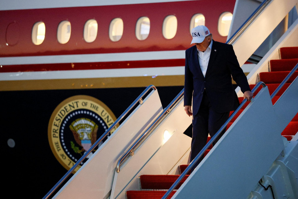 Americk&yacute; prezident Donald Trump vych&aacute;dza z nov&eacute;ho Air Force One, ktor&eacute; darovala katarsk&aacute; vl&aacute;da. FOTO: REUTERS