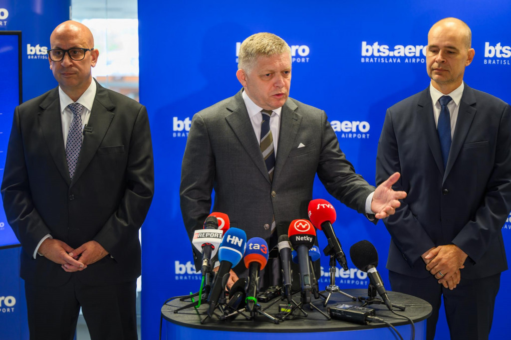 Na sn&iacute;mke zľava minister dopravy a v&yacute;stavby Jozef R&aacute;ž ml. (nominant Smer-SD), predseda vl&aacute;dy Robert Fico (Smer-SD) a gener&aacute;lny riaditeľ Letiska M. R. &Scaron;tef&aacute;nika Du&scaron;an Novota. FOTO: TASR/Jaroslav Nov&aacute;k