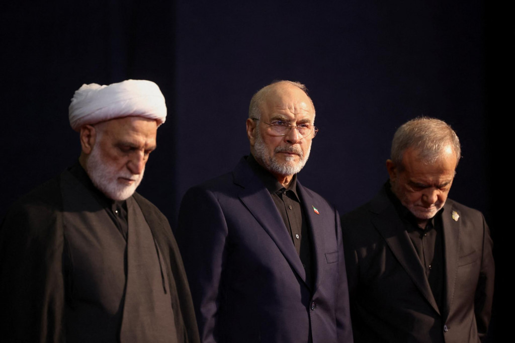 Ir&aacute;nsky prezident Mas&uacute;d Peze&scaron;kijan, predseda parlamentu Mohammad Baker Kal&iacute;b&aacute;f a &scaron;&eacute;f s&uacute;dnictva Gholamhosejn Mohsen&iacute; Edž&iacute; sa z&uacute;častnili rozl&uacute;čkov&eacute;ho ceremoni&aacute;lu so zosnul&yacute;m najvy&scaron;&scaron;&iacute;m vodcom Ir&aacute;nu ajatoll&aacute;hom Al&iacute;m Chamene&iacute;m. FOTO: Reuters
