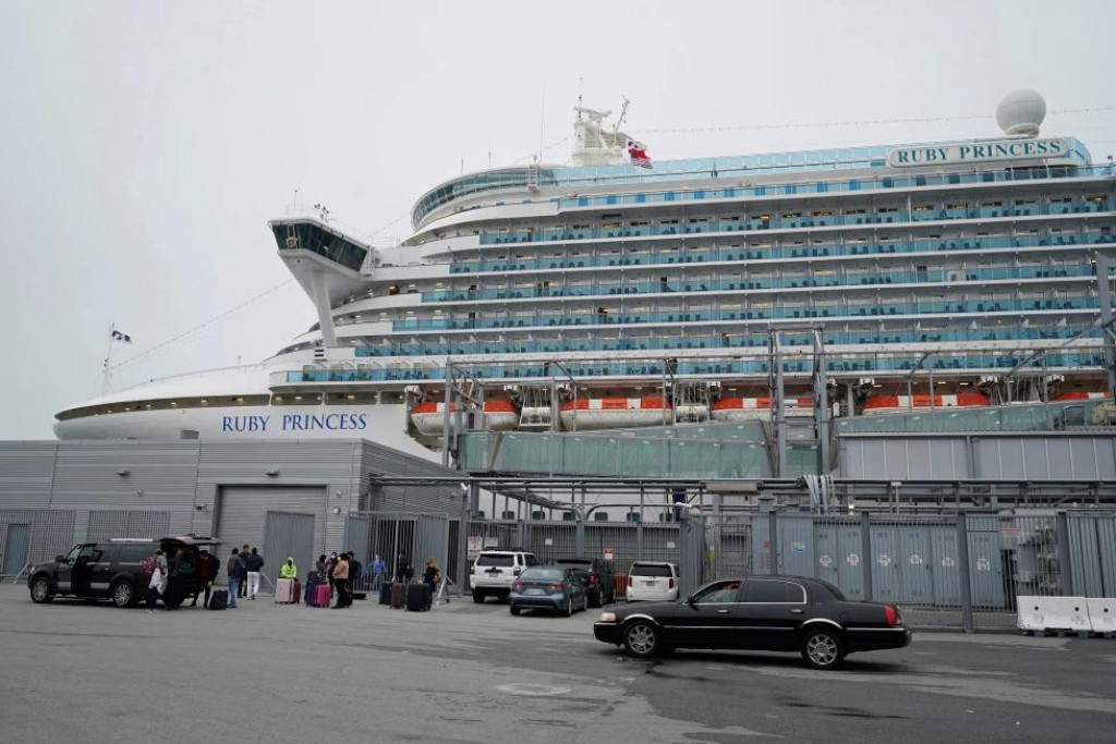 V&yacute;letn&aacute; loď Ruby Princess kotv&iacute; v San Franciscu. FOTO: TASR/AP
