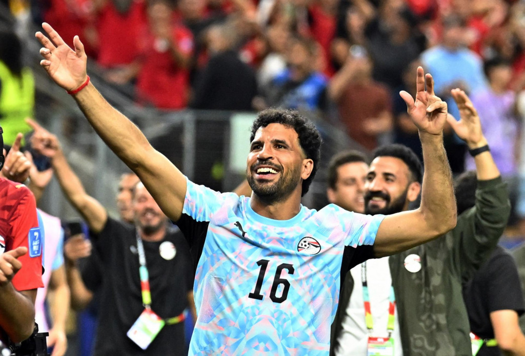 Egyptsk&yacute; El Mahdy Soliman oslavuje po z&aacute;pase, v ktorom Egypt postupuje do osemfin&aacute;le Majstrovstiev sveta. FOTO: Reuters