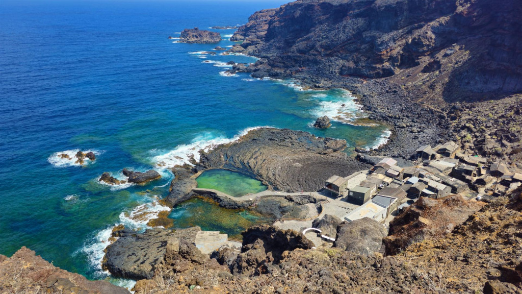 Leteck&yacute; pohľad na sopečn&eacute; pobrežie s tradičn&yacute;mi domami a pr&iacute;rodn&yacute;mi baz&eacute;nmi v Pozo de las Calcosas na ostrove El Hierro. FOTO: Dreamstime