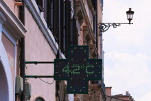 Tabuľa s aktu&aacute;lnou teplotou vzduchu v R&iacute;me v utorok 23. j&uacute;na 2026. FOTO: TASR/AP
