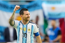Kapit&aacute;n Argent&iacute;ny Lionel Messi sa te&scaron;&iacute; z &uacute;vodn&eacute;ho g&oacute;lu počas &scaron;estn&aacute;sťfin&aacute;lov&eacute;ho z&aacute;pasu Argent&iacute;na - Kapverdy. FOTO TASR/AP
