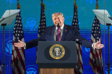 Donald Trump vystupuje s prejavom, ktor&yacute;m otvoril oslavy 250. v&yacute;ročia nez&aacute;vislosti USA pri Mount Rushmore v Južnej Dakote v piatok 3. j&uacute;la 2026. FOTO TASR/AP