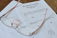 Na sn&iacute;mke hlasovac&iacute; l&iacute;stok vo volebnej miestnosti počas referenda v sobotu 4. j&uacute;la 2026. FOTO: TASR/Milan Drozd