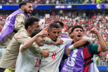 Marock&yacute; hr&aacute;č Azzedine Ounahi (uprostred) sa te&scaron;&iacute; so spoluhr&aacute;čmi z druh&eacute;ho g&oacute;lu počas osemfin&aacute;lov&eacute;ho z&aacute;pasu Kanada - Maroko na majstrovstv&aacute;ch sveta vo futbale v americkom Houstone v sobotu 4. j&uacute;la 2026. FOTO: TASR/AP