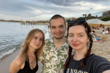 Monika Ryb&aacute;rov&aacute;, Martin Hluch&yacute; a Janka Harakaľov&aacute; v Cannes.