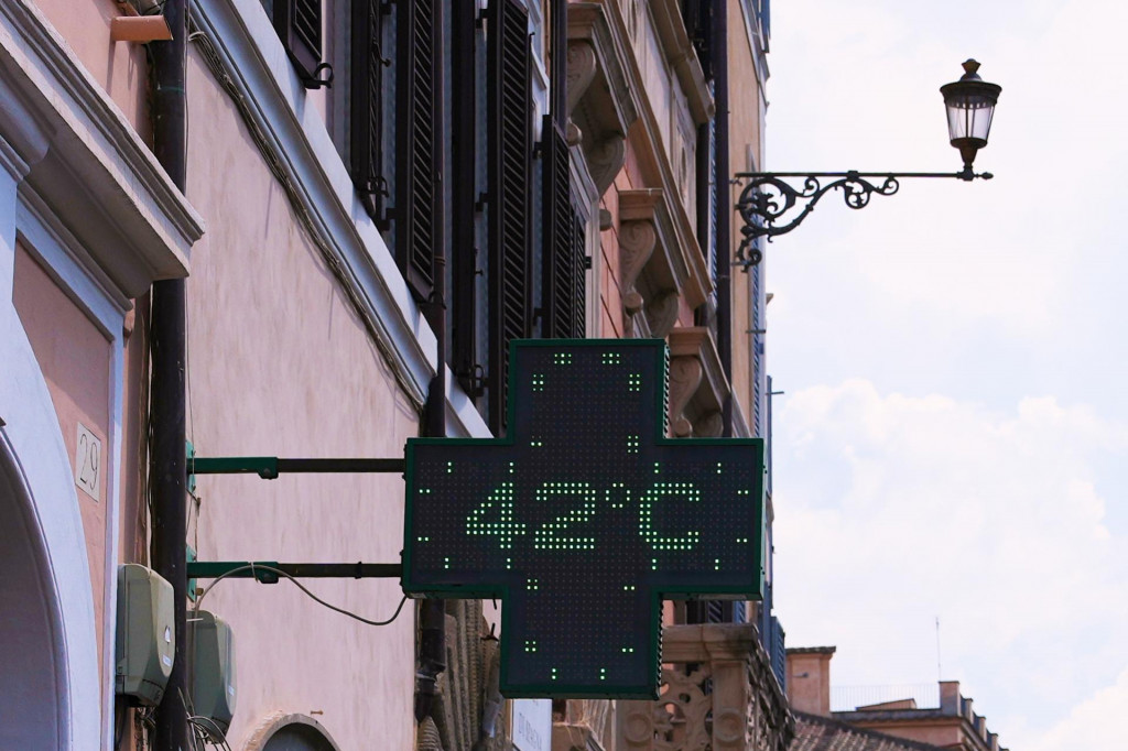 Tabuľa s aktu&aacute;lnou teplotou vzduchu v R&iacute;me v utorok 23. j&uacute;na 2026. FOTO: TASR/AP
