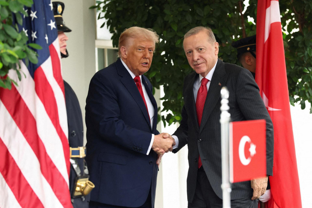 Americk&yacute; prezident Donald Trump a jeho tureck&yacute; n&aacute;protivok Recep Tayyip Erdogan na stretnut&iacute; v Bielom dome vo Washingtone DC v roku 2025. FOTO: REUTERS