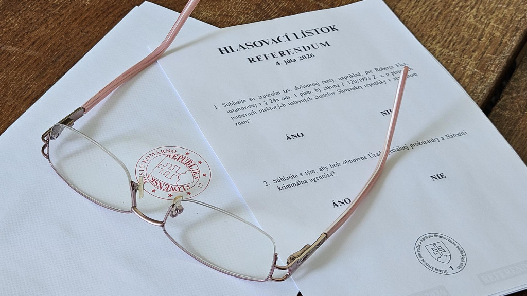 Na sn&iacute;mke hlasovac&iacute; l&iacute;stok vo volebnej miestnosti počas referenda v sobotu 4. j&uacute;la 2026. FOTO: TASR/Milan Drozd