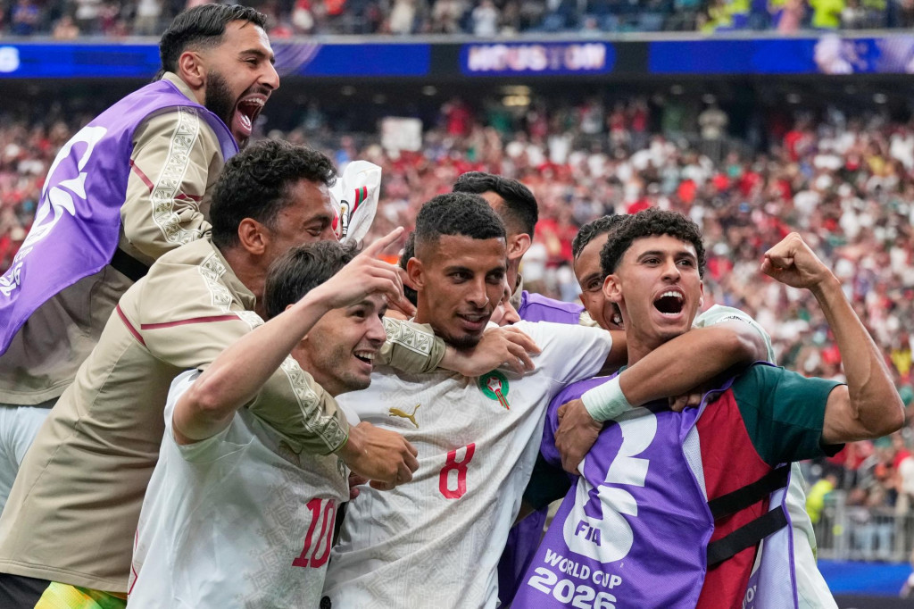 Marock&yacute; hr&aacute;č Azzedine Ounahi (uprostred) sa te&scaron;&iacute; so spoluhr&aacute;čmi z druh&eacute;ho g&oacute;lu počas osemfin&aacute;lov&eacute;ho z&aacute;pasu Kanada - Maroko na majstrovstv&aacute;ch sveta vo futbale v americkom Houstone v sobotu 4. j&uacute;la 2026. FOTO: TASR/AP