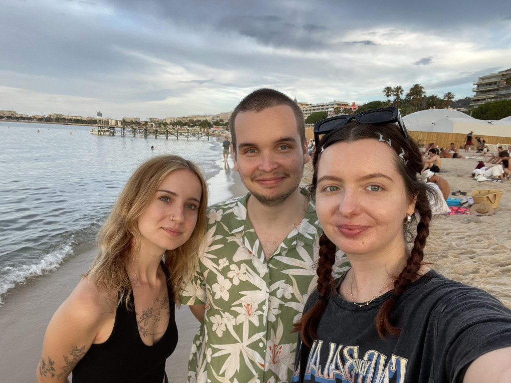 Monika Ryb&aacute;rov&aacute;, Martin Hluch&yacute; a Janka Harakaľov&aacute; v Cannes.