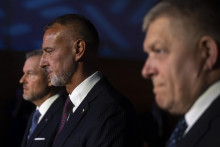 Na sn&iacute;mke zľava prezident Peter Pellegrini, predseda N&aacute;rodnej rady Richard Ra&scaron;i a premi&eacute;r Robert Fico. FOTO: TASR/Martin Baumann