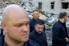V strede ukrajinsk&yacute; prezident Volodymyr Zelenskyj. FOTO: REUTERS