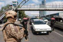 Medzi zadržan&yacute;mi s&uacute; aj dvaja redaktori zo spravodajsk&yacute;ch port&aacute;lov T24 a Oda TV, ktor&eacute; s&uacute; zn&aacute;me kritick&yacute;m postojom voči vl&aacute;de. FOTO: REUTERS