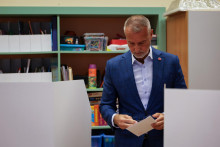 Na sn&iacute;mke predseda N&aacute;rodnej rady Richard Ra&scaron;i vo volebnej miestnosti počas referenda 4. j&uacute;la 2026 v Bratislave. FOTO: TASR/Pavol Zachar