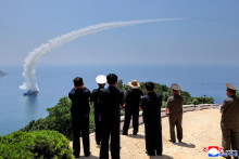 Testy sa uskutočnili v piatok v r&aacute;mci hodnotenia bojov&yacute;ch syst&eacute;mov novo postaven&eacute;ho vojensk&eacute;ho plavidla. FOTO: REUTERS/KCNA