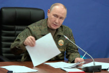 Rusk&yacute; prezident Vladimir Putin reaguje počas n&aacute;v&scaron;tevy jedn&eacute;ho z veliteľsk&yacute;ch stanov&iacute;&scaron;ť ruskej arm&aacute;dy na nezn&aacute;mom mieste. FOTO: TASR/AP