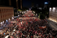 Demon&scaron;tranti protestuj&uacute; proti pl&aacute;novanej v&yacute;stavbe luxusn&eacute;ho hotela v Tirane v sobotu 4. j&uacute;la 2026. FOTO: TASR/AP
